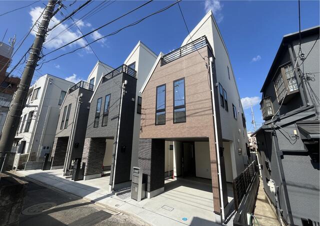 東急東横線「学芸大学」駅徒歩4分。南向きにつき陽当たり良好です。交通量の少ない道路に面した、スタイリッシュな3階建て住宅。落ち着いた街並みに調和する、洗練された外観が魅力です。