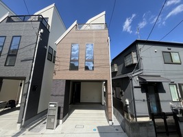 3棟それぞれに個性を持たせた分譲住宅。C棟は、温かみのある色調で仕上げた外観が特徴です。雨の日も安心なカースペースと、不在時に便利な宅配ボックスを完備。機能性とデザイン性を兼ね備えた住まいです。
