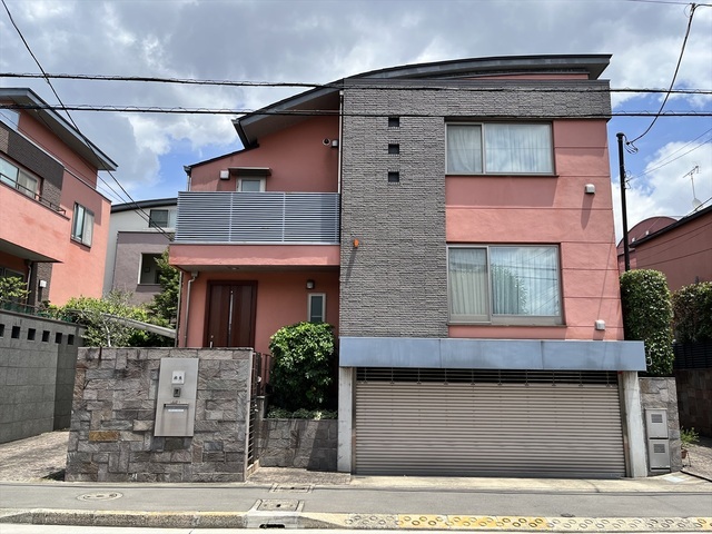 南西側公道面に接道間口約10.4ｍ。南東側に約4ｍ、北東側にも約4ｍの隣地の通路があり、実質、3方角地の様な陽当りと風通しを望めます。