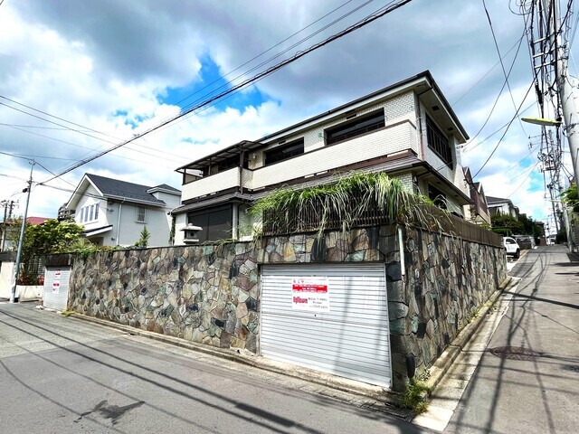 前面道路から約2m地盤が上がっているため、道路とフラットな地下車庫を設けるプランも検討可能でございます