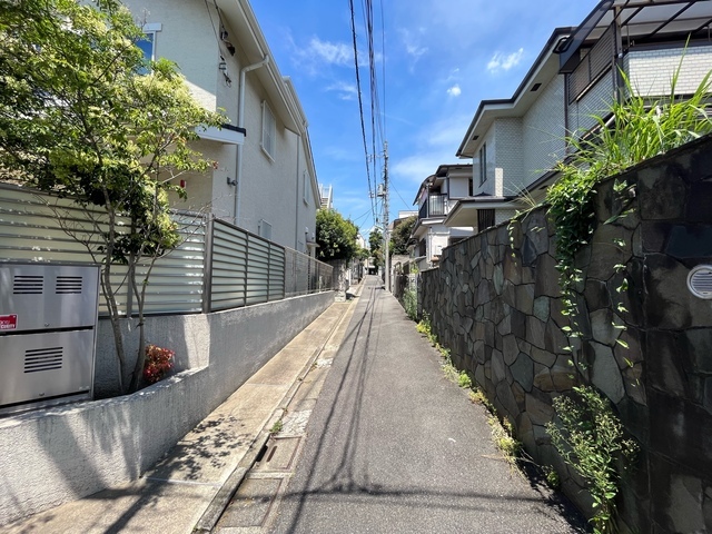 西側前面道路　セットバック後約3.2mの幅員となります