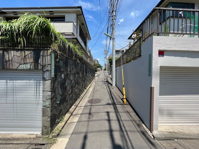 東側前面道路　セットバック後約3.2mの幅員となります