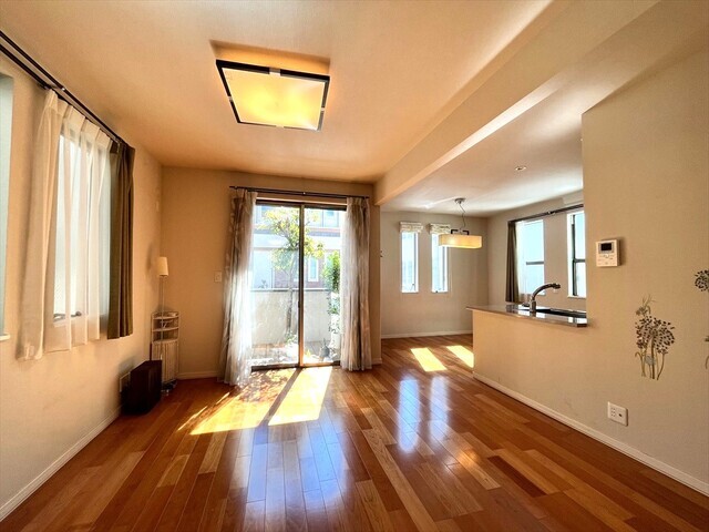 南向きのウッドデッキから差し込む陽光が、リビングいっぱいに広がる温もりあふれる住まい。ダイニング、キッチンと繋がる開放的な間取りで、家族の笑顔が弾ける毎日を。緑豊かな環境で穏やかな時間を過ごせます。