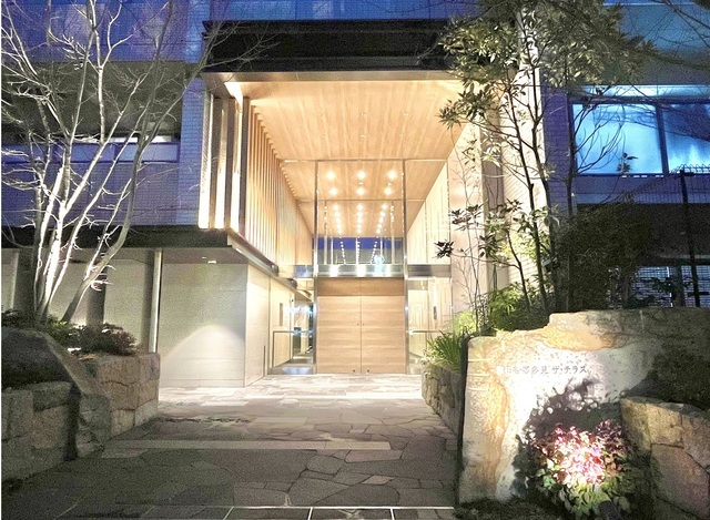 重厚感のある石積みと、豊かな植栽のあるエントランスアプローチは高級感がございます。