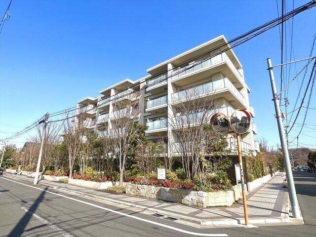 マンション周りは歩道が整備されており、お子様にも安心の整備がされております。