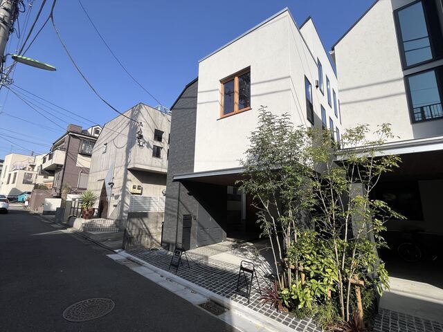 B号棟道路を含む外観