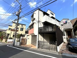 北西角地風の開放感に加え、隣地の通路尾により南側も開けているため、三方角地のような陽当たりと開放感が魅力です。約5年程前に外壁塗装と屋根リフォームを実施しており、良好な状態を保っています。