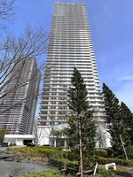 中央区晴海の恵まれた立地に聳える、49階建タワーマンション。デザインは世界的建築家リチャード・マイヤー氏が監修しており、晴海のシンボルとして目を引くデザインとなっております。