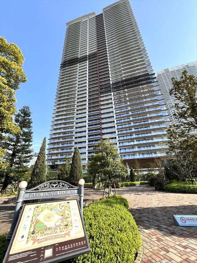 パークタワー晴海31階、夕焼けに染まる美しい富士山を望む贅沢な暮らしはいかがですか。高層階ならではの眺望と、洗練された住空間があなたをお待ちしています。都心でありながら自然も身近に感じられます。