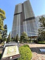 パークタワー晴海31階、夕焼けに染まる美しい富士山を望む贅沢な暮らしはいかがですか。高層階ならではの眺望と、洗練された住空間があなたをお待ちしています。都心でありながら自然も身近に感じられます。