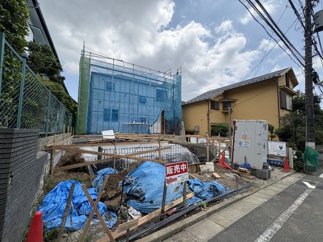  風致地区のため、隣棟間隔にゆとりがあるのが特長です。南西側は隣地通路部分の為、角地のような開放感がございます。