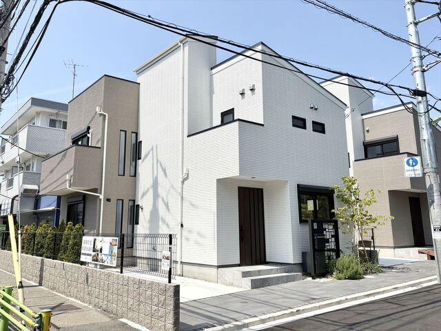 東南側は大学敷地、南西側は広さのある公道のため、角地の中でもより開放感の感じられる物件です。