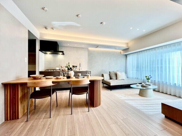 暖かみのある約15.3帖のLDK、大きな窓から光が差し込むことで、帖数以上の解放感が生まれます