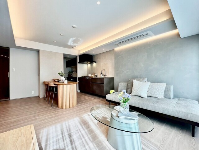 空間に広がりと奥行きを与える落ち着いた色のアクセントクロス、シンプルながらも上質な質感が洗練された雰囲気を演出してます