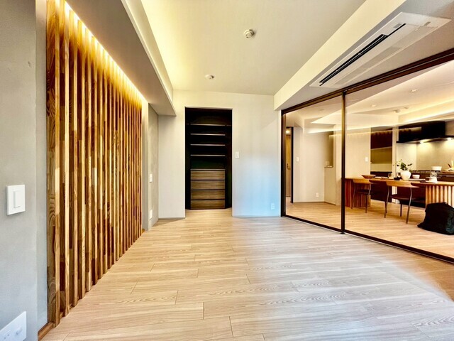 約8.5帖のベッドルームには魅力的なウォークインクローゼット、美しい空間を保つための大きな役割を果たします