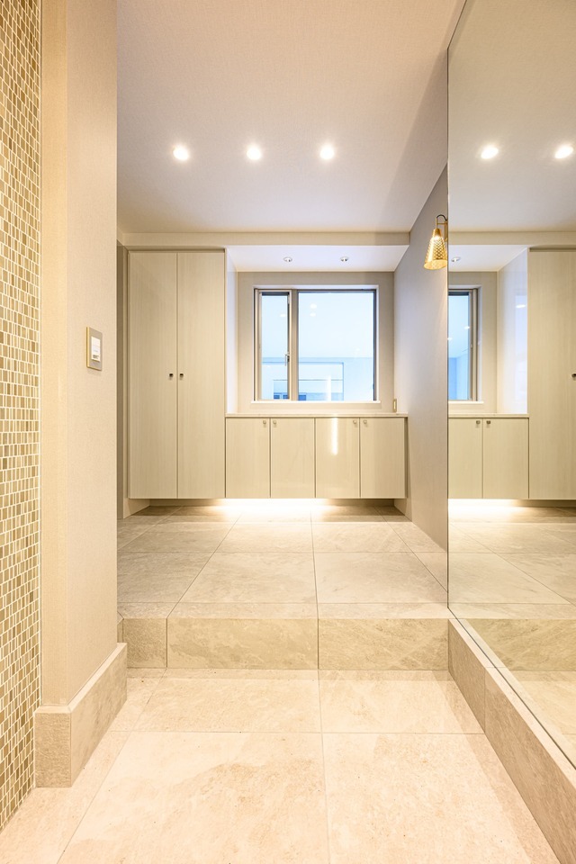 玄関ホール、床人造大理石、壁タイル