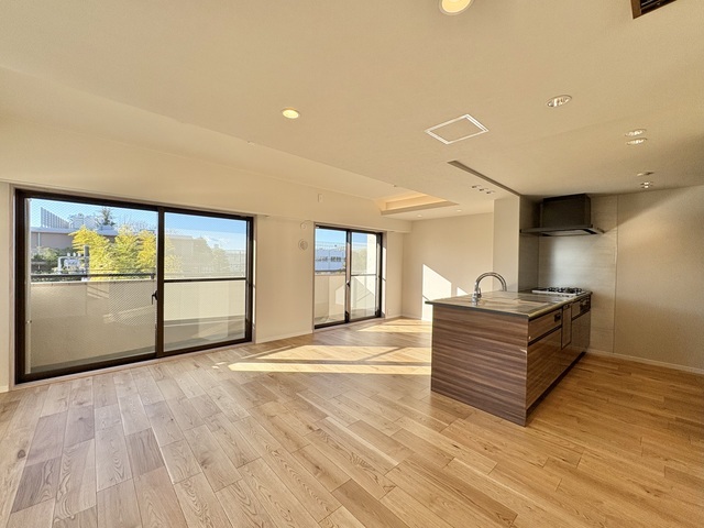 南西からの豊かな陽光に満たされるLDK　 一日を通して自然光が美しく差し込む開放的な空間で、贅沢なひとときをお過ごしいただけます。