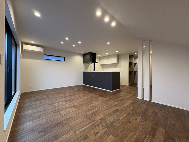 ２階は19.25帖のLDK、プライベート重視のプラン照明はダウンライトを採用、お洒落なリビング