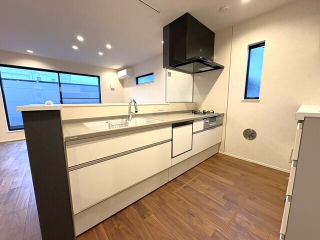 対面キッチン、明るく開放的、会話が弾みます。タッチレス水栓、食器洗い乾燥機、ガラストップコンロ