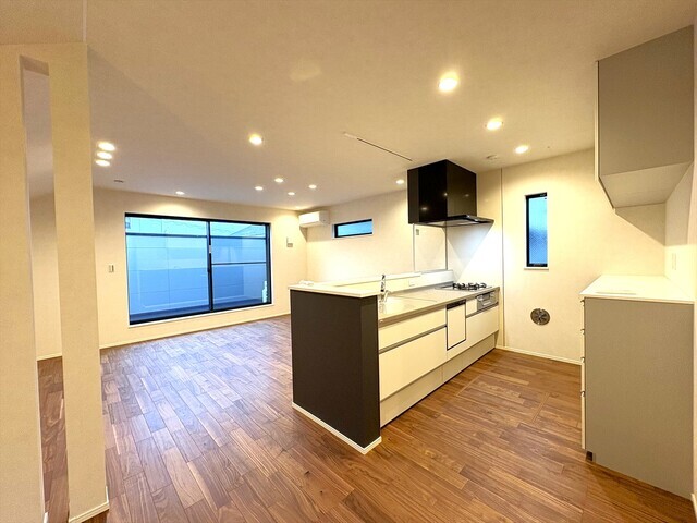 LDKは大きな窓を設置、外にはバルコニー、壁を高めに設置してプライバシーを重視しました。