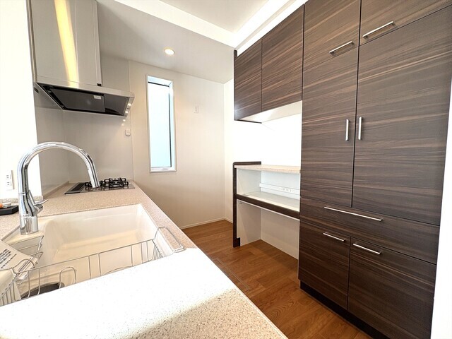 キッチン背面カップボード