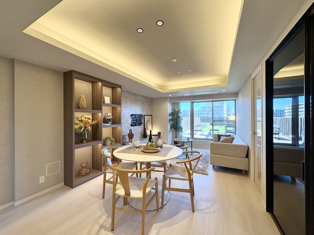 ビルドインエアコンの為、圧迫感を感じさせず、折上げ天井の間接照明が、上質で落ち着いた住空間を演出します。　