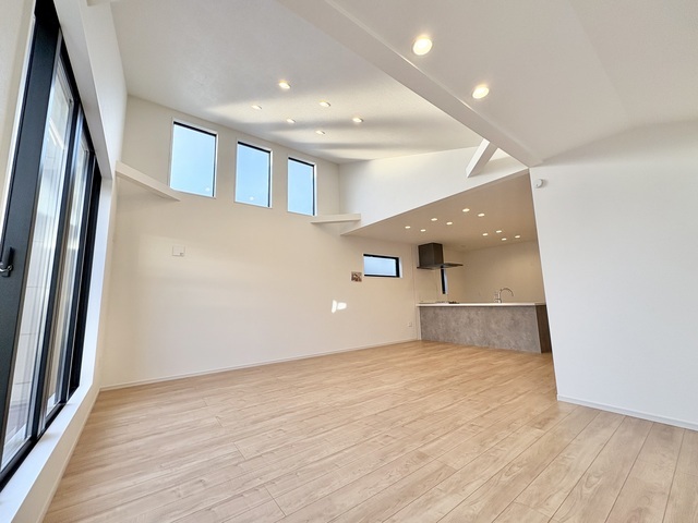 南向きを中心とした採光に加え、西側の吹抜からも自然光を取り込む約２１．２帖ＬＤＫ　一日を通して明るさと開放感を感じられる空間となっております。