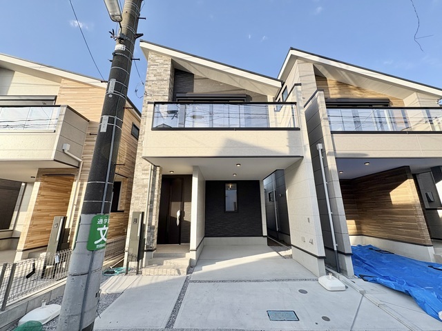 １号棟外観　お車１台駐車スペースと駐輪スペースがございます。　外出やお仕事で不在の際も時間を気にせず荷物が受け取れる宅配ボックス完備