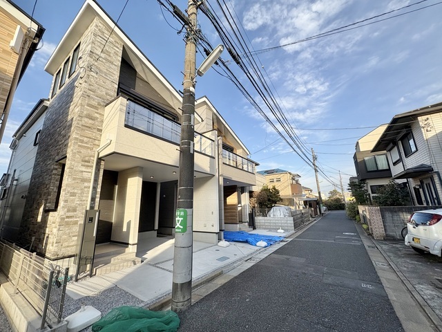 １号棟外観　対象地は、３棟の分譲地（１棟は成約済み）のため、街並みに統一感がございます。前面道路は交通量が少なく、お子様がいらっしゃるご家庭にも安心です。