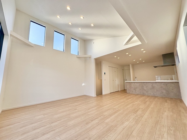 南向きを中心とした採光に加え、西側の吹抜からも自然光を取り込む約２０帖ＬＤＫ　一日を通して明るさと開放感を感じられる空間となっております。