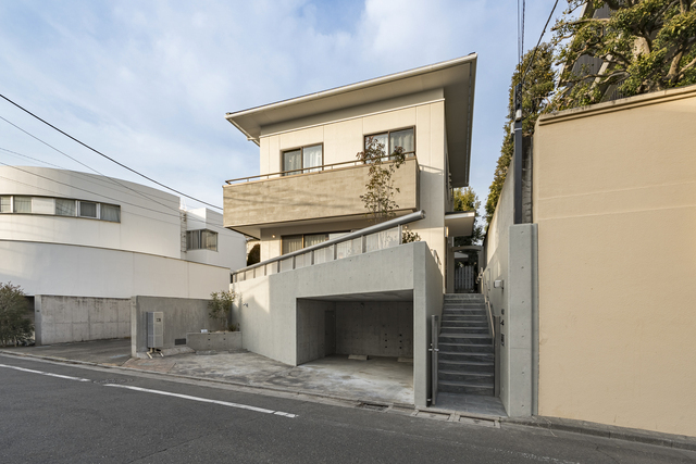 西側には隣地通路（カースペース）があるため開放感がございます。