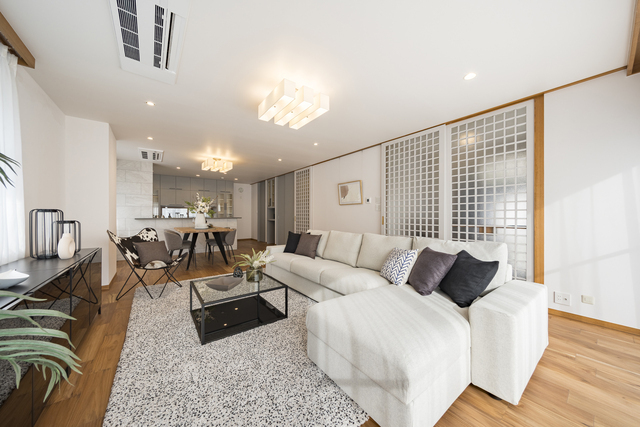 陽当たりに恵まれた明るいリビングダイニング