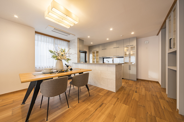 ダイニングの奥にはカウンター付のキッチンがございます。