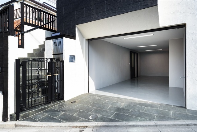 広々としたビルトインガレージは、ハイルーフ車の駐車も可能なゆとりある大空間。雨を気にせず駐輪や荷物整理ができるほか、トレーニングルーム等の趣味空間としても活用自在です。多機能なスペースです。