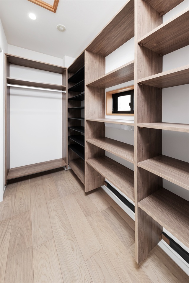 シューズからアウターまで一括管理できる大型クローク。収納力のある可動棚付き。ライフスタイルに合わせた整理が可能です。暮らしのゆとりを生む収納を実現しています。