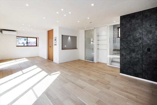 陽光あふれる25帖の大空間。南向きの大きな開口部から日差しが注ぐ、開放感のあるLDK。ウッドデッキと繋がり、外への広がりも楽しめます。足元から暖かい床暖房と調光自在なダウンライトが日常を演出します。