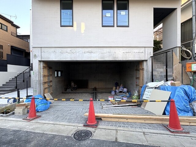 大型の地下車庫、並列２台、電動シャッター付き、大切なお車を綺麗に保ちます。
