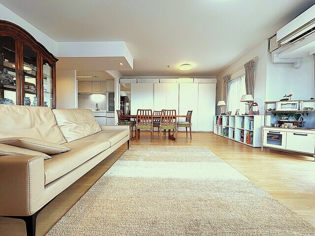 LDK約２４．９帖のゆとりある空間。整形に近い間取りで家具の配置もしやすく、暮らしやすさを感じていただけます。