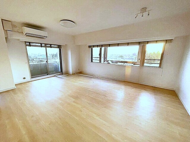 南西角部屋のため、採光・眺望ともに良好です。周辺は低層の住宅街が広がり眺望良好、本画像は家具をAIで消去した加工画像です。実際の室内とは異なる場合があります。