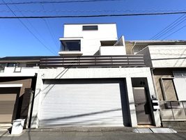 RC打ち放しの重厚なガレージ門扉が目を引く、存在感あふれる外観。洗練されたデザインは築年数を感じさせず、お住まいのステータスを雄弁に物語ります。間口も広く、邸宅と呼ぶにふさわしい佇まいです。