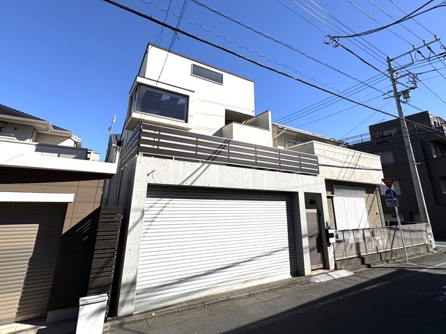 RC打ち放しの重厚なガレージ門扉が目を引く、存在感あふれる外観。洗練されたデザインは築年数を感じさせず、お住まいのステータスを雄弁に物語ります。間口も広く、邸宅と呼ぶにふさわしい佇まいです。