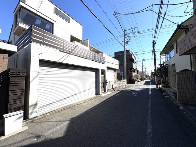 ゆとりある約5.2mの前面道路を確保。並列駐車可能なガレージへの入庫もストレスなく行えます。通り抜けが少ない静かな通りに位置しており、騒音の心配も少なく、プライベートな時間を大切にできる環境です。