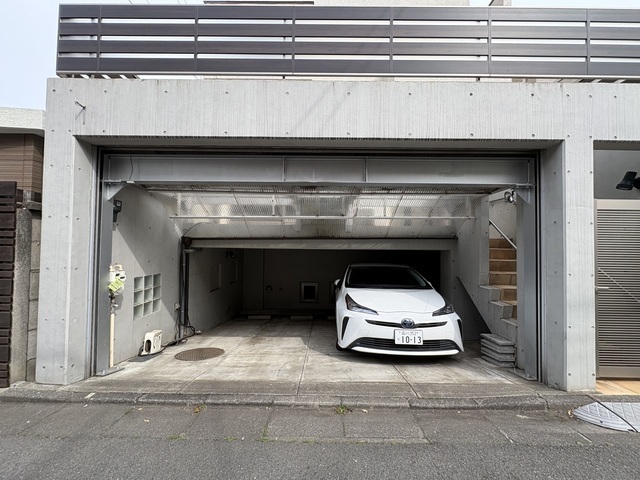 大切なお車を雨風から守る、電動シャッター付きのビルトインガレージ。並列2台駐車が可能で、出し入れもスムーズです。なお、車高に制限がございますので、お手持ちのお車が駐車可能か、ぜひ現地でご確認ください。