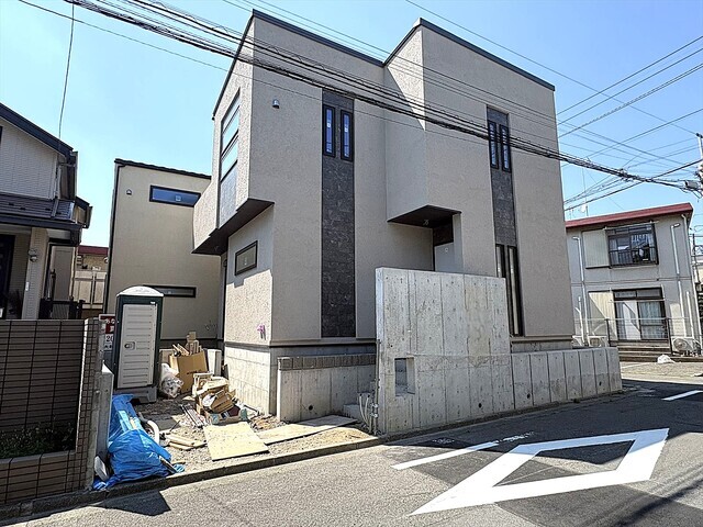1号棟外観写真　東側6.21m道路、北側3.54m道路に面した角地に位置しており、陽当たり開放感が感じられる立地となっております。