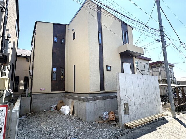 2号棟外観写真　西側にかけて緩やかな傾斜のある敷地で、西側隣地よりも一定の距離が確保されているため、周囲と適度に離れたゆとりある住環境となっております。