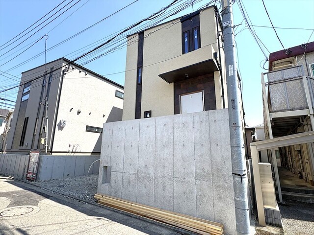 西側ひな壇に位置している為、開放感、陽当たり良好です。