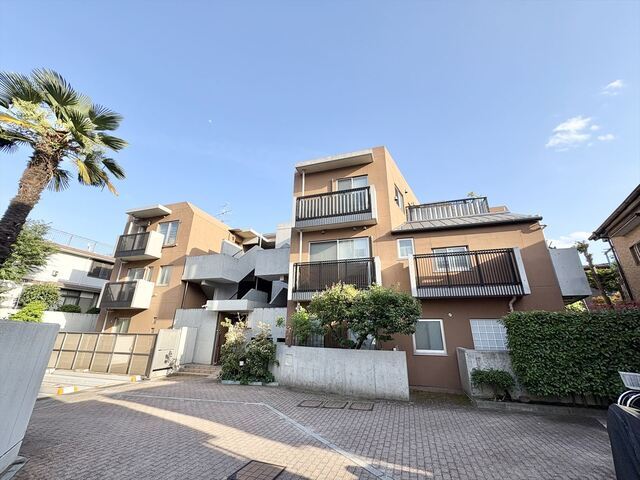 最寄駅徒歩６分の利便性と、閑静な住宅街の落ち着きを兼ね備えた松原３丁目　最上階・ルーフバルコニー付きの高級感ある低層レジデンス
