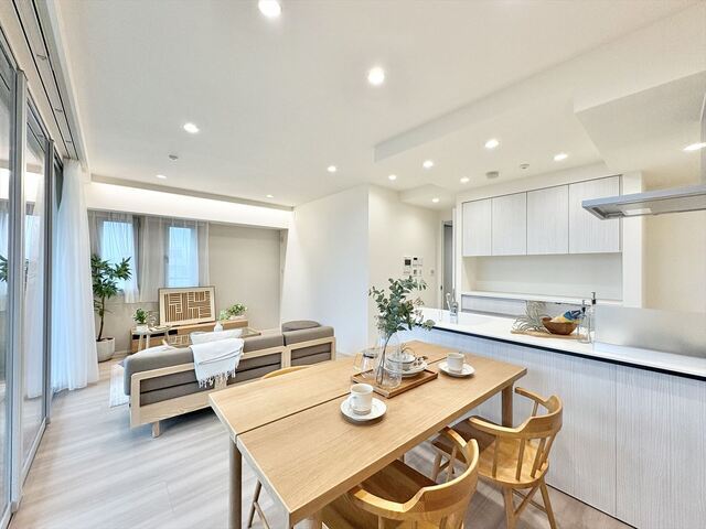 白を基調とした明るく開放感のあるLDK　ダウンライトを多く配した、高級感のある上質な室内空間です。