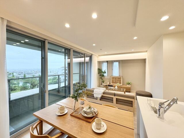 南西側角部屋につき、陽当たり・眺望良好　リビングからは開放的な眺望をお楽しみいただけます。