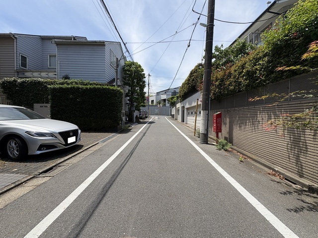 南側の接面道路は幅員約5.4ｍの公道